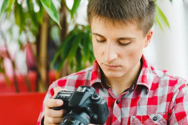 Uomo attraente seduto nel caffè — Foto Stock