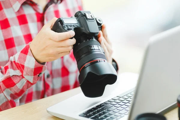 Uomo in possesso di fotocamera professionale — Foto Stock