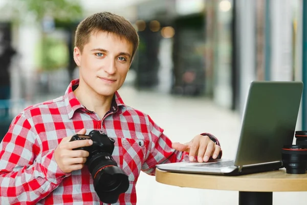 Άνθρωπος κάθεται με φορητό υπολογιστή — Φωτογραφία Αρχείου