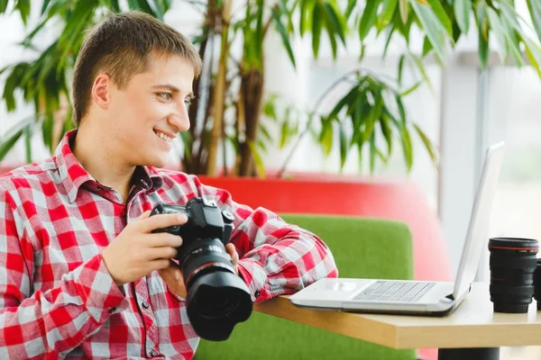 Kafede gülümseyen genç adam