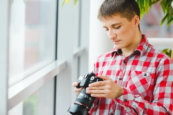 adam tutarak profesyonel kamera