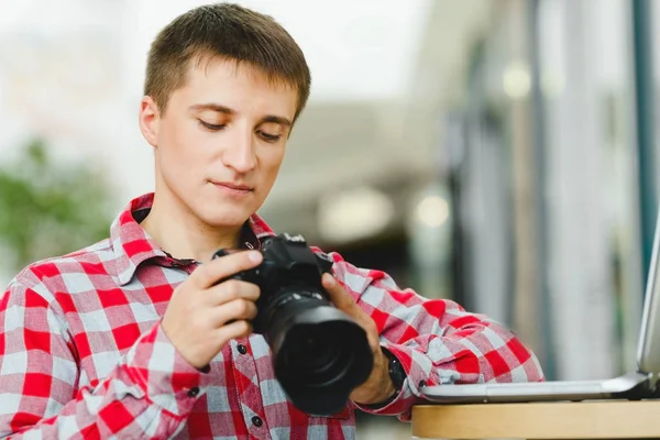 Houkutteleva mies istuu kahvilassa — kuvapankkivalokuva