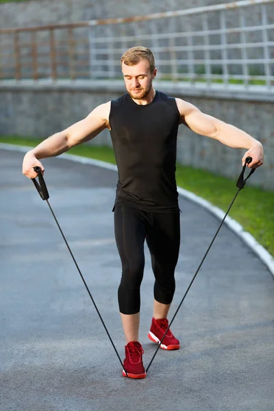 Genişletici üzerinde duran adam 