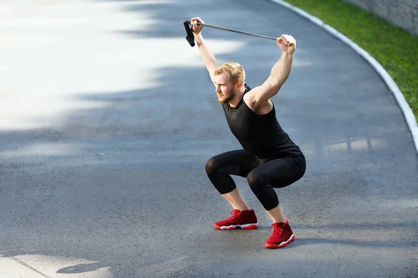 Expander ile çömelme sporcu