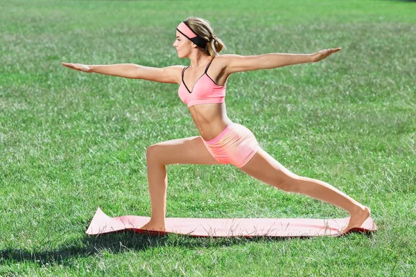 Frau macht Yoga Asana — Stockfoto