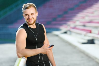 Tribün duran sporcu