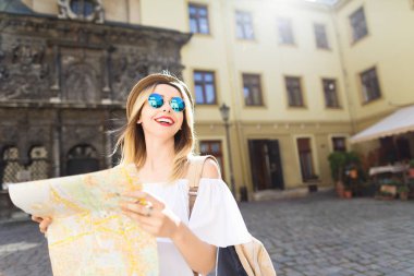 Eski şehrin turist kıza