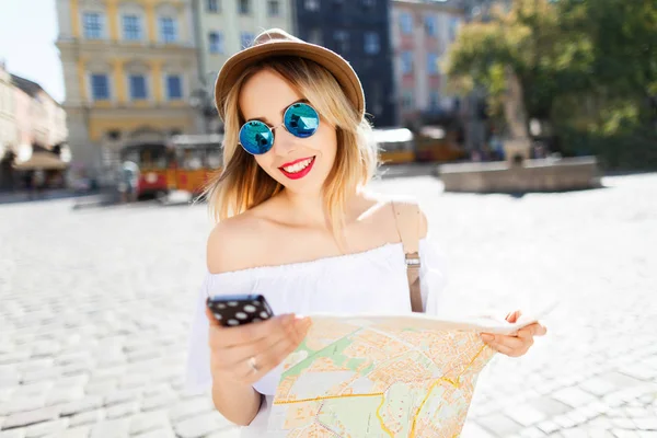 Menina bonita na cidade europeia — Fotografia de Stock