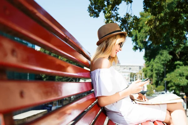 A régi város turista lány — Stock Fotó