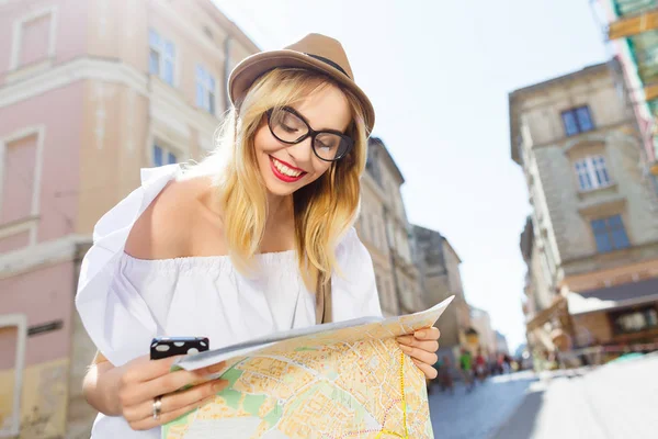 Fille touristique à la vieille ville — Photo