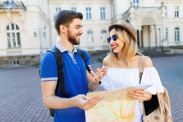 Attraktivt par på old city — Stockfoto