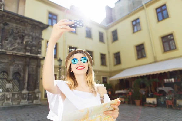 Turistické dívka na staré město — Stock fotografie