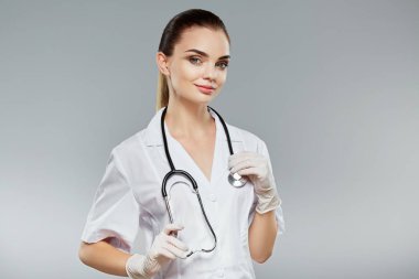 Beyaz üniformalı hemşire