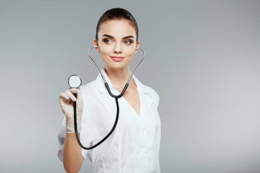 kadın doktor stetoskoplar ile