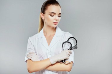 Güzel hemşire holding stetoskoplar