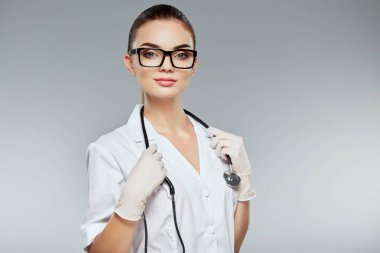 Güzel hemşire holding stetoskoplar