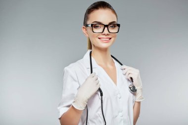 Beyaz üniformalı güzel hemşire