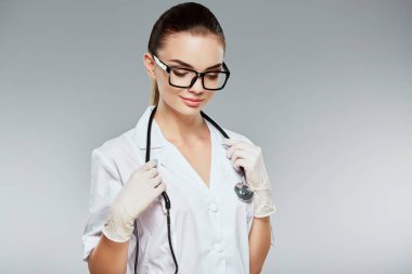 Güzel hemşire aşağı bakıyor