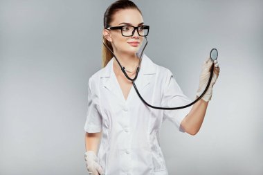 Çekici hemşire holding stetoskoplar