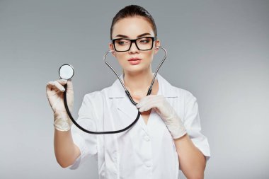 Güzel hemşire holding stetoskoplar