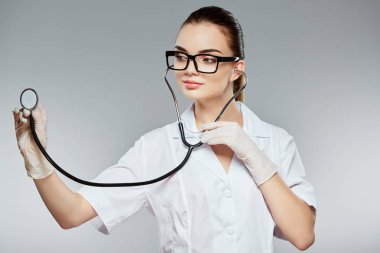 Güzel hemşire holding stetoskoplar