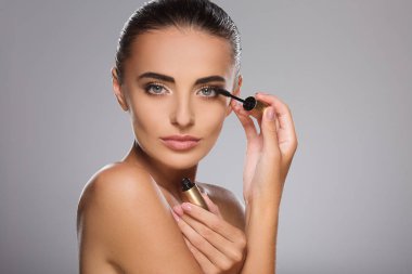 Güzel kız maskara ile poz