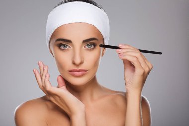 Mükemmel kız makyaj yapıyor