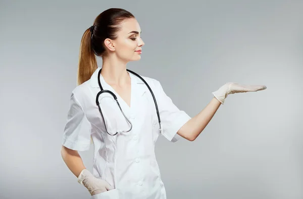 Enfermera en uniforme blanco —  Fotos de Stock