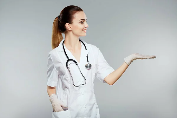Medico femminile mostrando con mano — Foto Stock