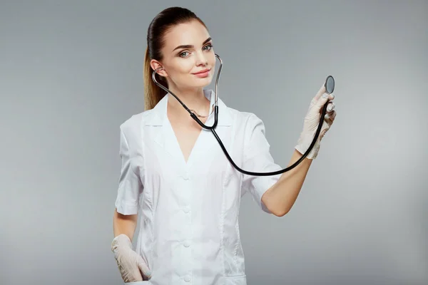 Hermosa enfermera con estetoscopios —  Fotos de Stock