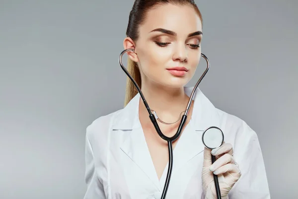 聴診器を身に着けている美しい看護師 — ストック写真
