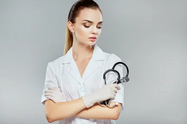Bella infermiera che tiene stetoscopi — Foto Stock