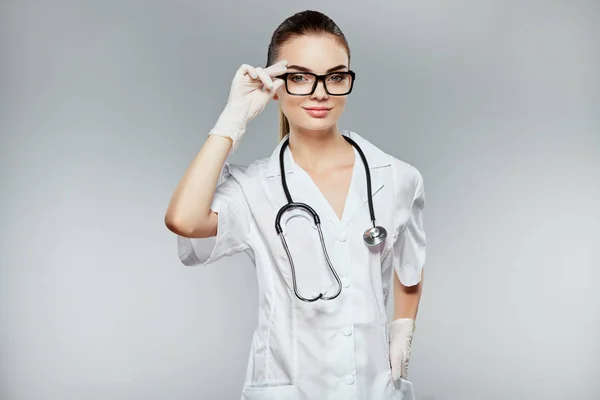 Bella infermiera che indossa vestaglia medica — Foto Stock