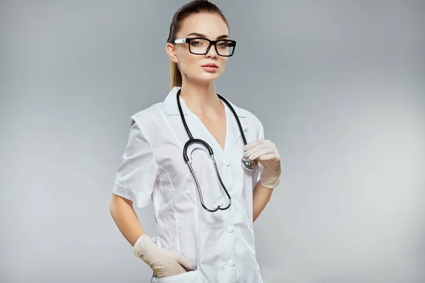 かわいい看護師の身に着けている医療白衣 — ストック写真