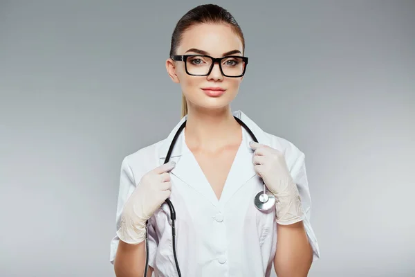 Enfermeira atraente segurando estetoscópios — Fotografia de Stock