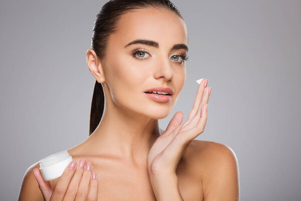 Красивая девушка с каплей сливок
