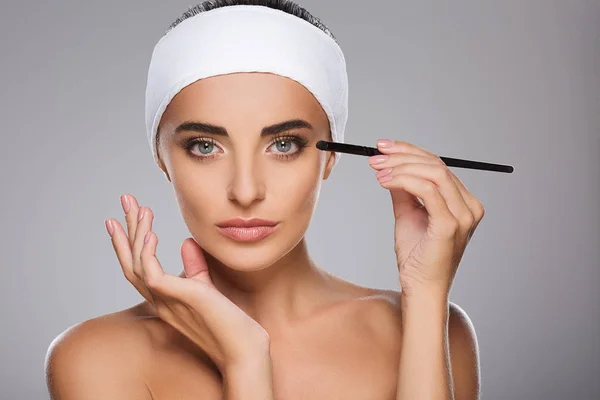 Chica perfecta haciendo maquillaje — Foto de Stock