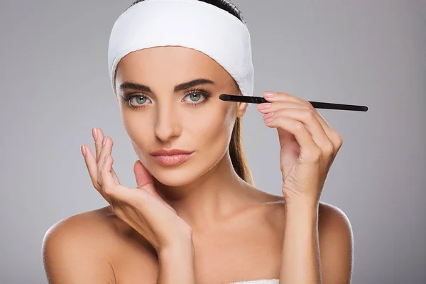 Chica joven haciendo maquillaje — Foto de Stock