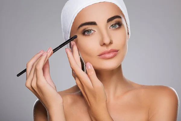 Hermosa chica haciendo maquillaje — Foto de Stock