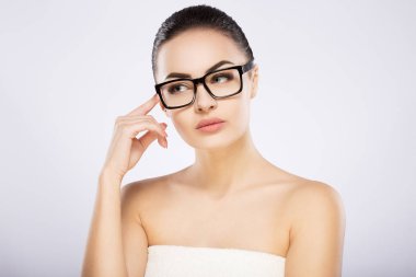 Gözlük güzel kadın