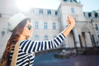 Kadın selfie çekiyor.