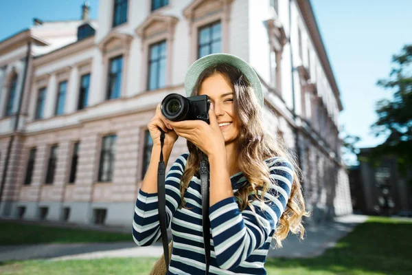 Привлекательная женщина с камерой — стоковое фото