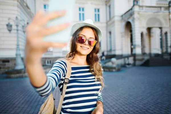 Kvinna som tar selfie — Stockfoto