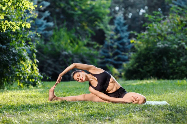 Frau praktiziert Yoga im Freien — Stockfoto