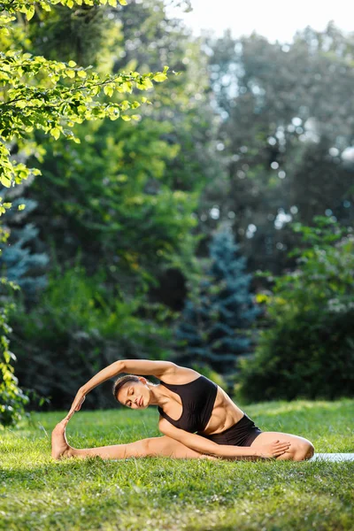 Жінка практикує йогу на відкритому повітрі — стокове фото