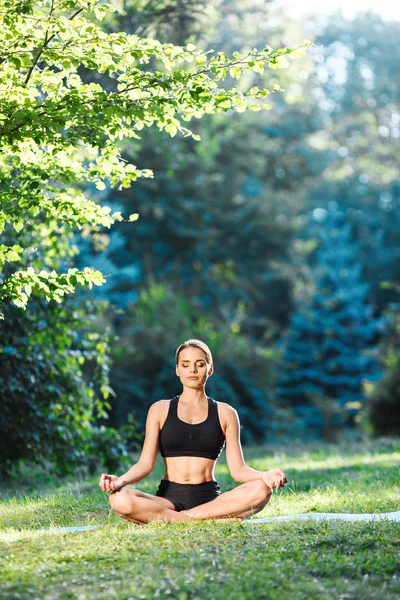 Kvinna utövar yoga utomhus — Stockfoto