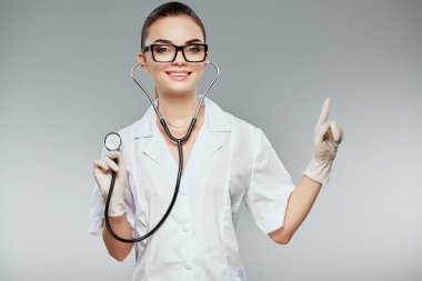 Doktor stetoskoplar ile gülümseyen