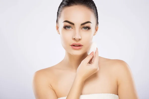 Girl holding cosmetic cleaning sponge — Stock Photo, Image