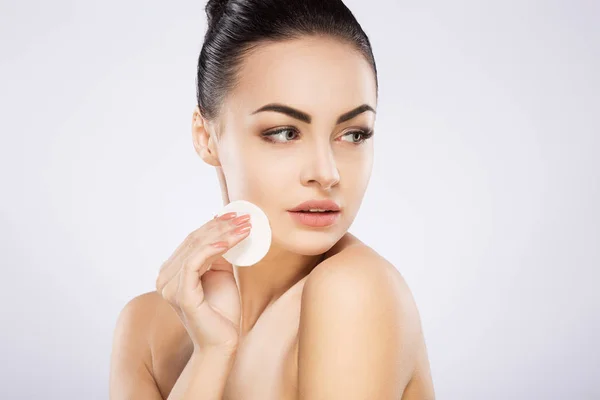 Flicka innehav kosmetiska rengöring svamp — Stockfoto