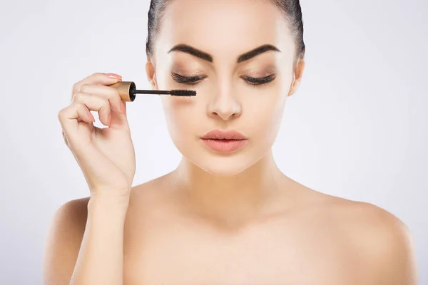 Chica haciendo maquillaje con rímel — Foto de Stock